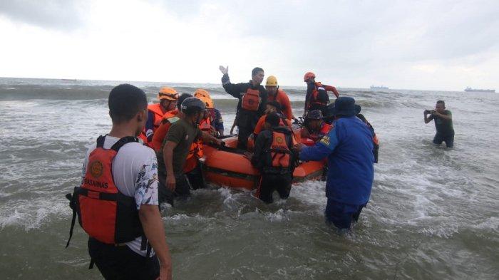 Tim SAR Evakuasi Siswa SMP 3 Balikpapan yang Hanyut di Pantai Monpera, Korban Tewas