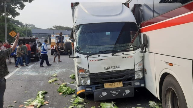 Insiden di Tol Cipularang: Bus Primajasa Tabrak Delapan Kendaraan