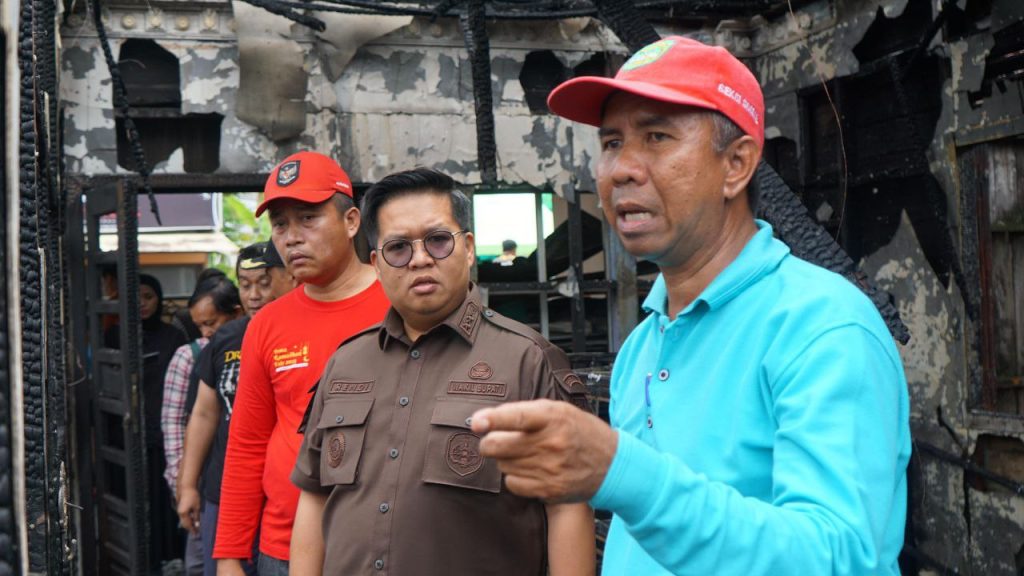 Rendi Solihin, Wakil Bupati Kukar, Berikan Dukungan dan Bantuan untuk Warga Terdampak Kebakaran di Tenggarong