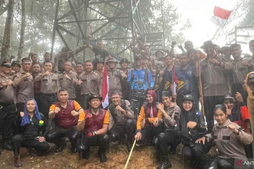 Perayaan HUT RI: TN AL Bersama Warga Bintan Kibarkan Bendera di Perbatasan