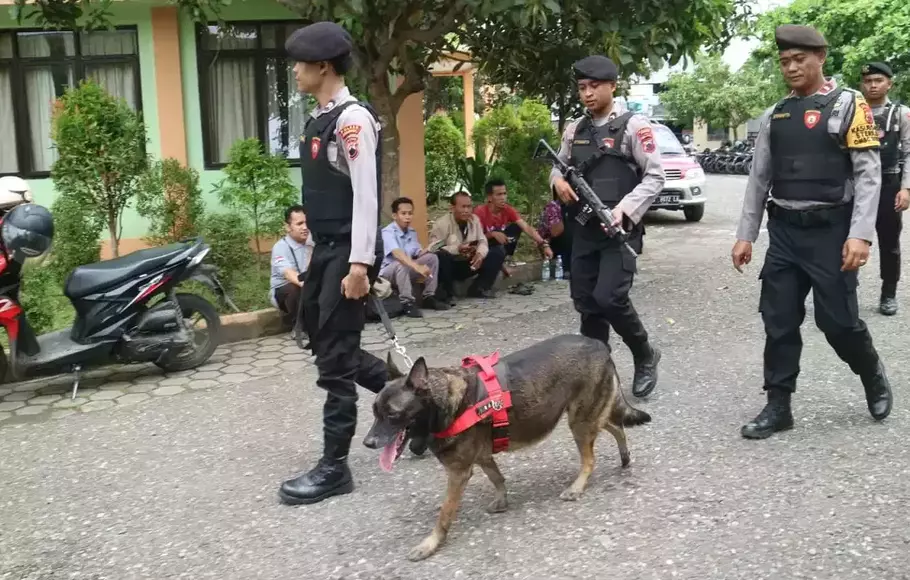 Polisi Gunakan Anjing Pelacak dalam Sterilisasi Kantor KPU Sultra