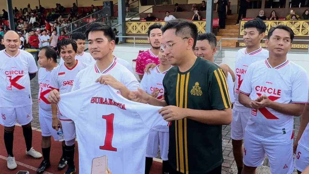 Jersey Jadi Simbol, Kaesang Resmi Serahkan Rekomendasi Cawali Solo 2024 ke Gusti Bhre