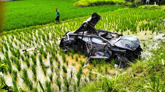 Evakuasi Korban Tabrakan Kereta dan Mobil di Deli Serdang ke RS