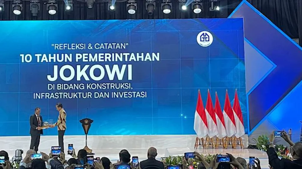 Jokowi Dapat Penghargaan Sebagai Bapak Konstruksi Indonesia