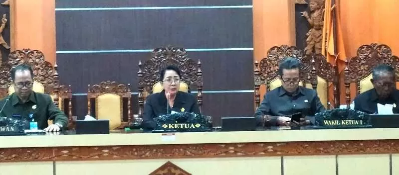 Sidang Paripurna DPRD Jembrana Umumkan Pengunduran Diri Ipat