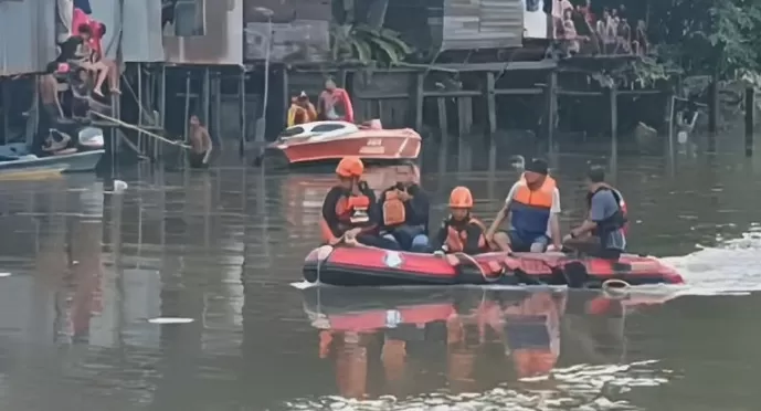 Arus Sungai Karang Mumus yang Deras Sulitkan Upaya Pencarian Remaja Tenggelam