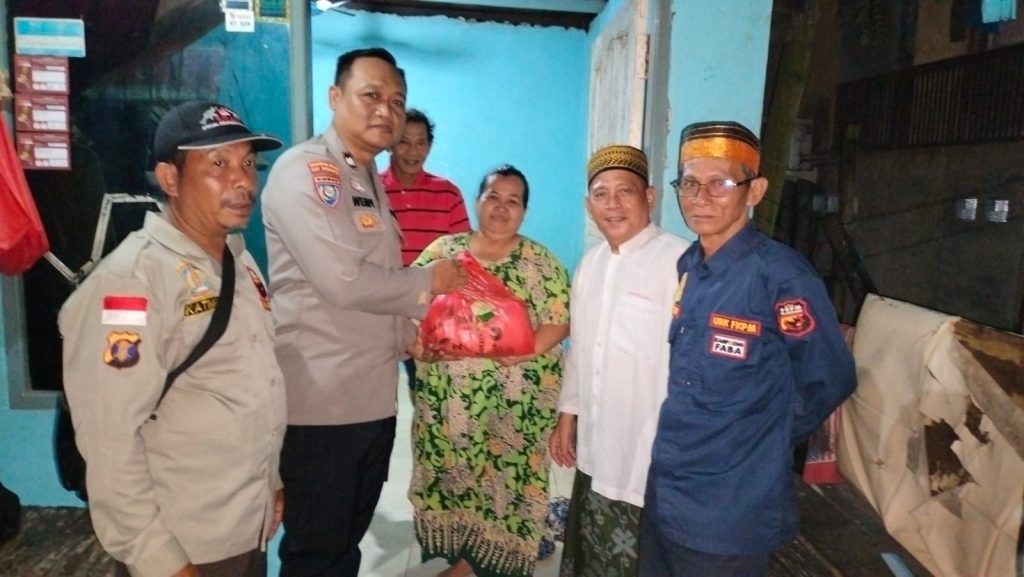 Bhabinkamtibmas Graha Indah Berikan Bantuan Sembako Disela Sambang Kamtibmas