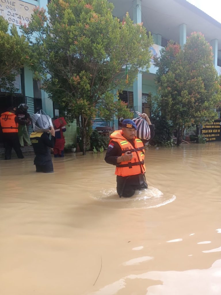 Brimob Kaltim Batalyon A Pelopor Bergerak ke Lokasi Banjir di MT Haryono, Bantu Evakuasi Warga