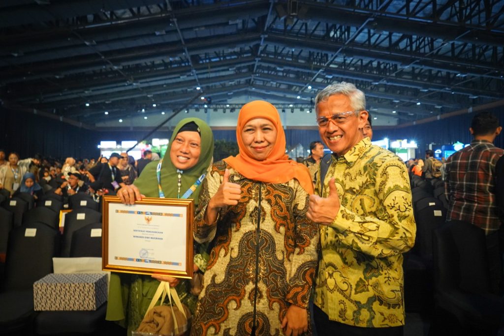 Khofifah Dapat Penghargaan dari Kementerian LHK untuk Upaya Nyatanya dalam Pelestarian Mangrove