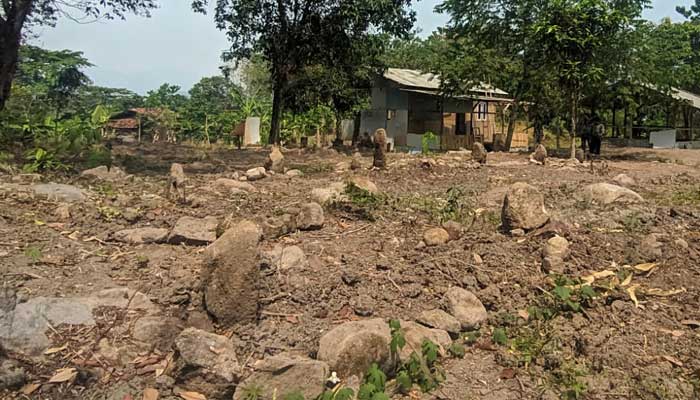 Gundukan Batu Serupa Makam Diduga Palsu Menghebohkan Warga Palabuhanratu