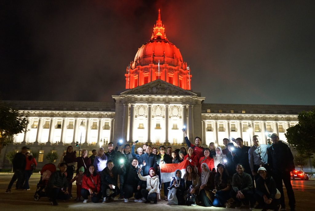 HUT ke-79 RI, Gedung Balai Kota Los Angeles Disinari Lampu Merah Putih