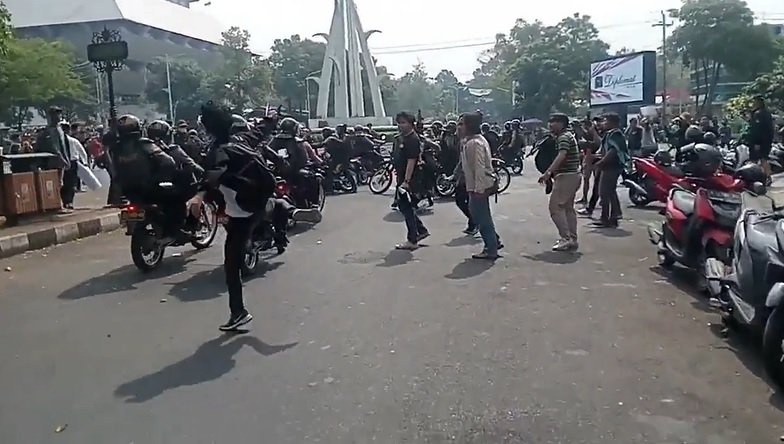 Pasukan Brimob Perkuat Pengamanan DPR, Gas Air Mata Ditembakkan ke Arah Massa