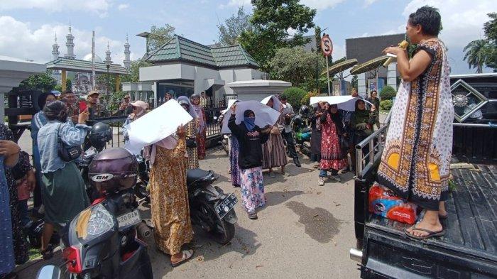 Aksi Protes Emak-Emak Samarinda Terhadap Pungli Sekolah: Ancaman Kirim ‘Kuyang’ ke Presiden Jokowi Jika Tidak Ditanggapi