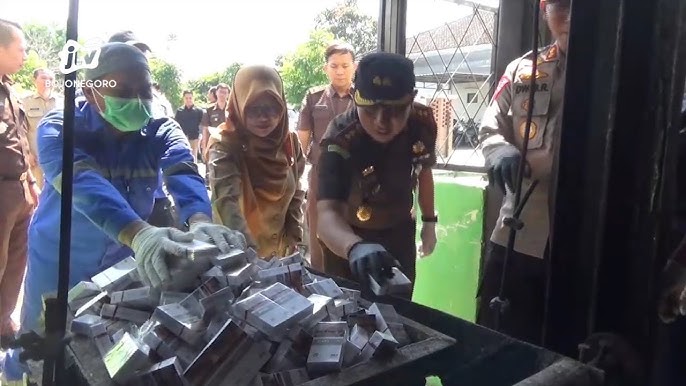 1,5 Juta Rokok Ilegal Senilai Miliaran Rupiah Dihancurkan oleh Kejari Ngawi