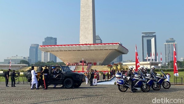 Kirab Duplikat Bendera Pusaka dan Teks Proklamasi dari Monas ke IKN