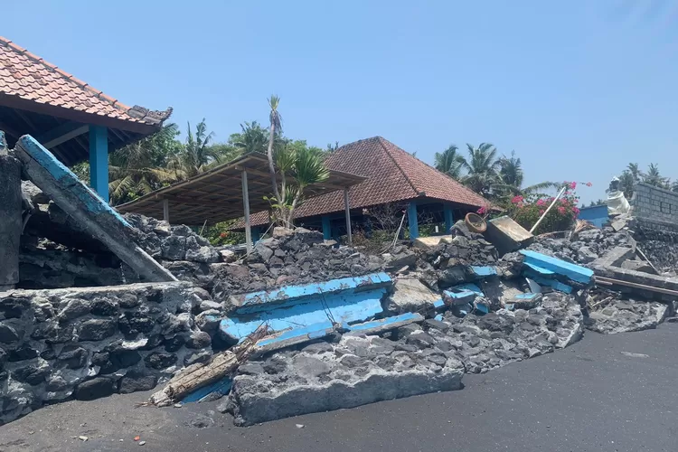 Abrasi Hancurkan Tembok Tempat Konservasi Penyu di Pantai Saba Gianyar Bali