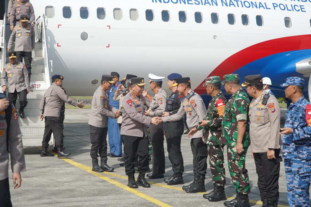 Dampingi Kunker Presiden Jokowi, Kapolda Kaltim Sambut Kedatangan Kapolri Di Kota Balikpapan