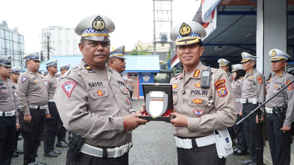 Apel Konsilidasi Pelepasan Personil BKO Wal dari Polda Kalsel dan Kalteng, Dir Lantas Polda Kaltim Berikan Penghargaan