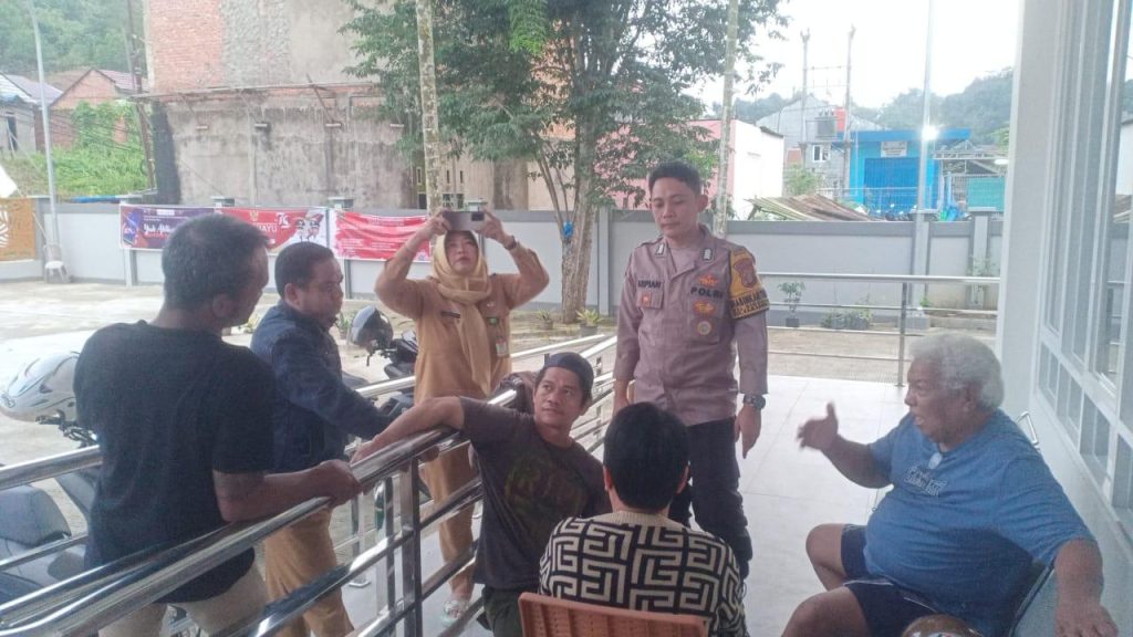 Bhabinkamtibmas Sidodamai Polsek Samarinda Kota Mediasi Masalah Patok Batas Tanah