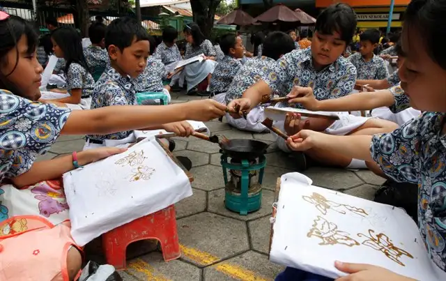 Anak-Anak KB-TK Al Falah Darussalam Antusias dalam Kegiatan Belajar Membatik