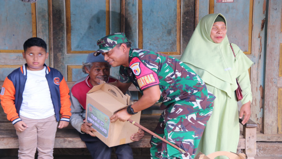 Dandim Kediri Peduli Penyandang Disabilitas dengan Penyaluran Bansos