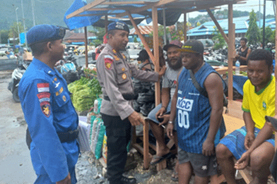 Polisi Mengimbau Warga Pesisir Jayapura untuk Menjaga Kamtibmas Menjelang Pilkada 2024