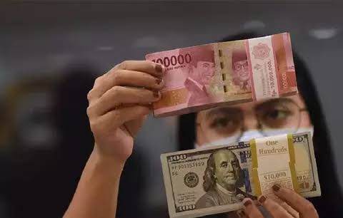 Rupiah Tergelincir di Awal Pekan, Optimisme Penguatan di Tengah Tekanan Global