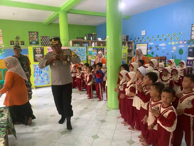 Anak-anak PAUD Antusias Ketika Kapolsek dan Danramil Bagikan Makan Siang Bergizi di Palabuhanratu, Berikut Potretnya