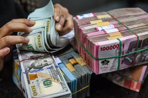 Nilai Tukar Rupiah Jumat Melemah 31 Poin ke Rp15.615 per Dolar AS