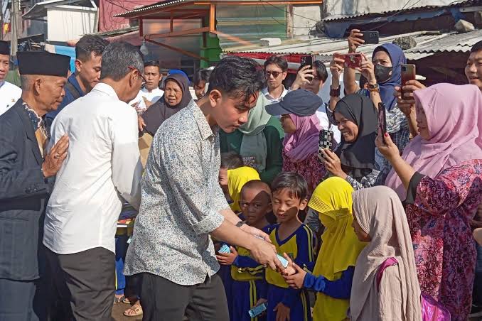 Gibran Distribusikan Buku dan Susu kepada Warga di Depan Akmil Magelang