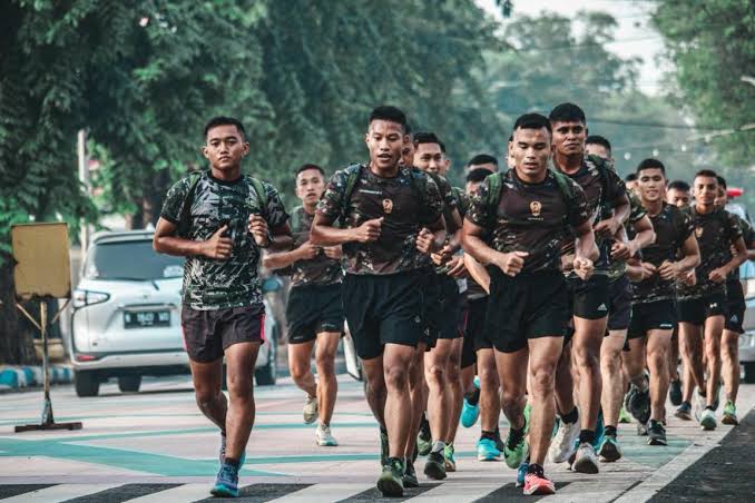 Untuk Menjaga Kebugaran Fisik, Prajurit Batalyon Zeni Tempur Melakukan Olahraga Lari Bersama dan Mini Soccer