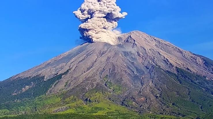 Gunung Semeru Mengalami Beberapa Kali Erupsi dengan Letusan Mencapai 600 Meter