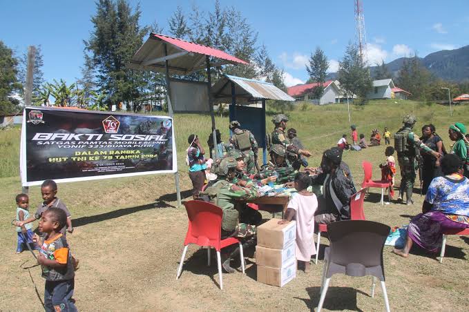 Peringati HUT Ke-79 TNI, Satgas Yonif 323 Kostrad Adakan Layanan Kesehatan Gratis di Puncak Papua