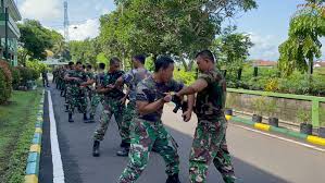 Tingkatkan Keterampilan Tempur, Prajurit Zeni Latihan Beladiri Taktis dan Pengamanan Hutan