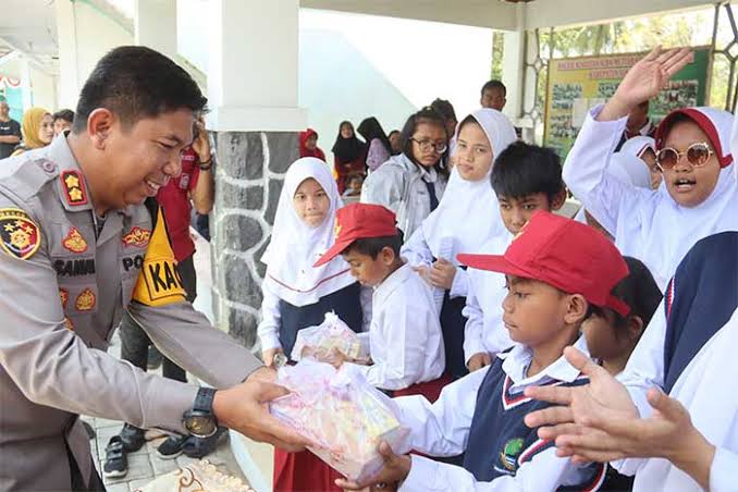 Kapolres Sukabumi Adakan Makan Siang Gratis bagi Pelajar Berkebutuhan Khusus di SLBN Mutiara Bahari