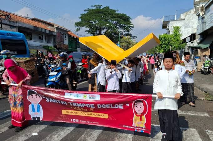 Merayakan Hari Santri, SD Maarif Jogosari Gelar Pawai