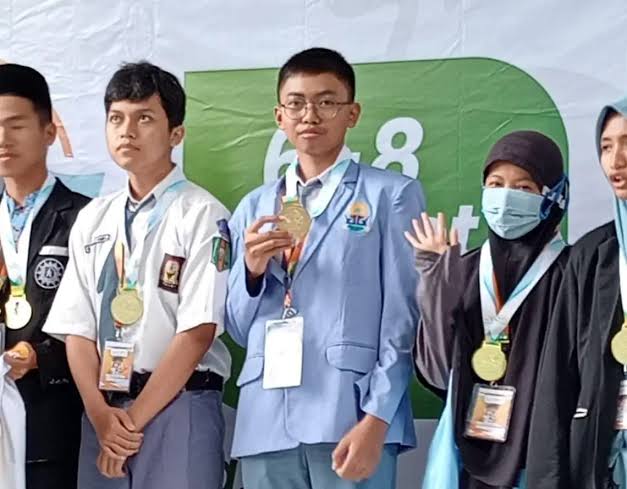 Rizky, Siswa SMAMDA Sidoarjo, Raih Emas di MEA dan Berambisi Meraih Prestasi di OSN