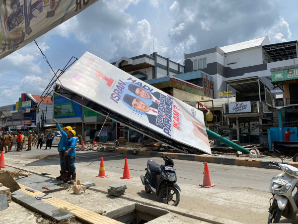 Baliho Roboh di Jalan Agus Salim Samarinda, Arus Lalu Lintas Dialihkan