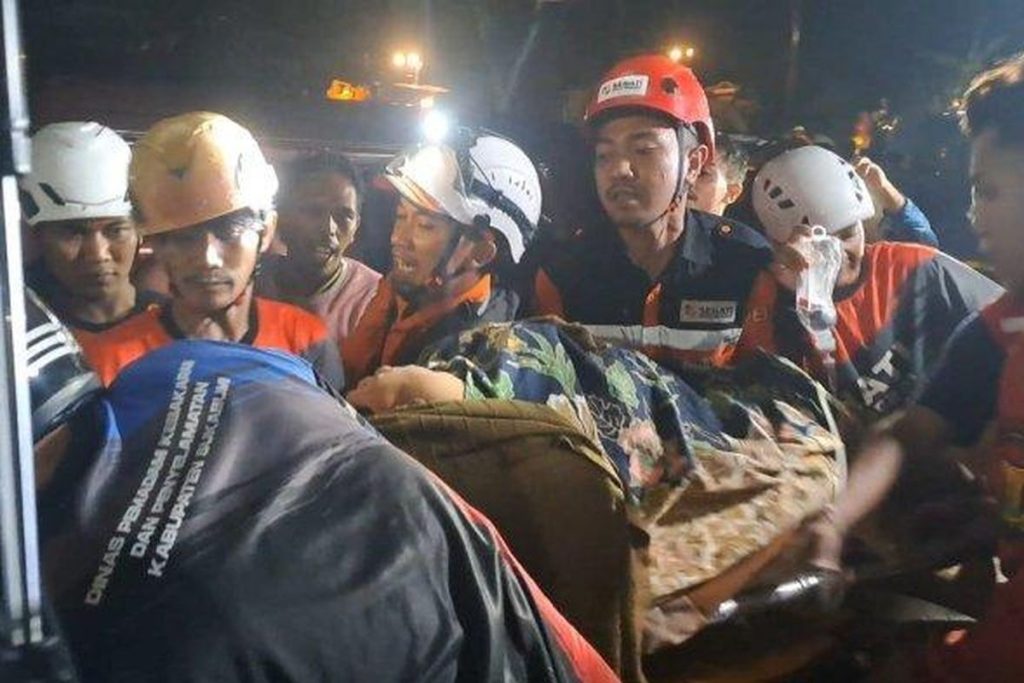 Momen Evakuasi Ibu Hamil Terjebak Longsor di Nyalindung, Sukabumi