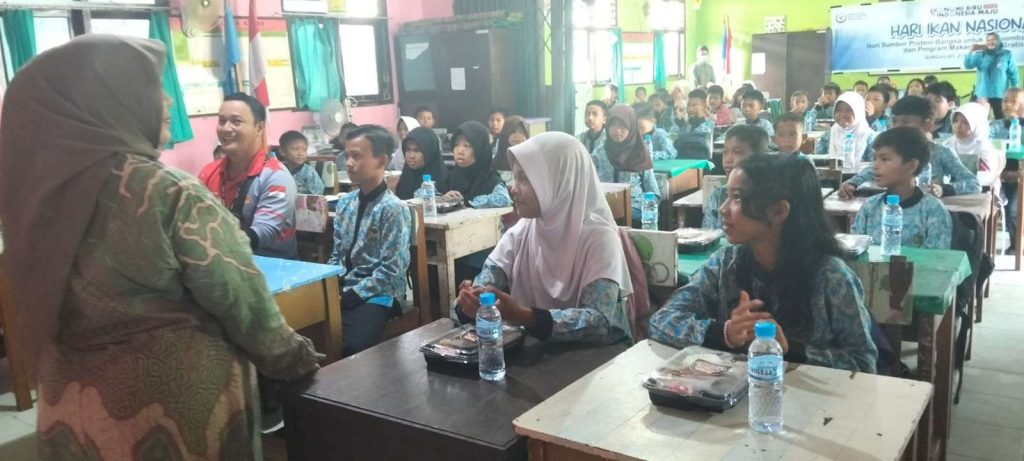 DKP Kaltim Gelar Acara Makan Ikan Gratis untuk Anak SD di Samarinda