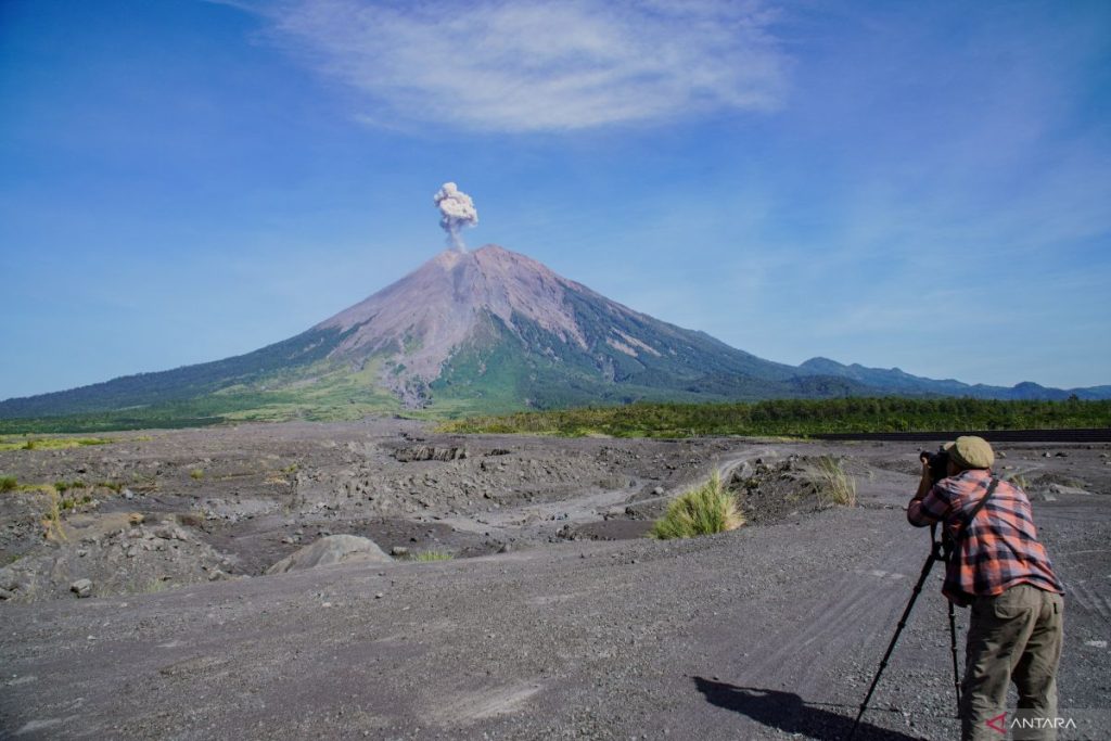 Erupsi Gunung Semeru Hasilkan Letusan Setinggi 800 Meter