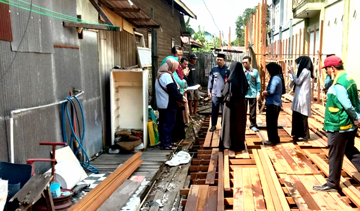 Camat Tenggarong Tinjau Langsung Pengerjaan RLHB di Kelurahan Melayu