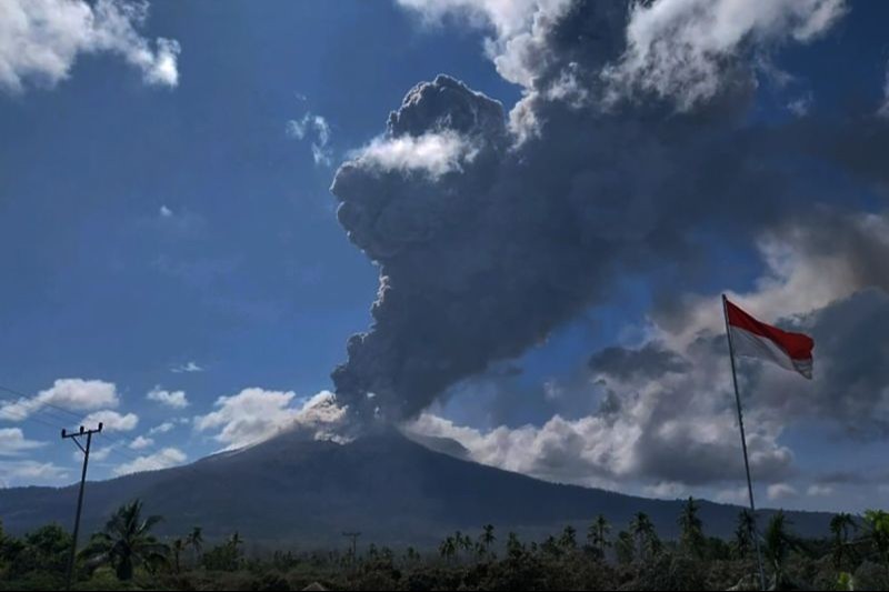 TNI Siapkan Dapur Umum untuk Korban Erupsi Lewotobi