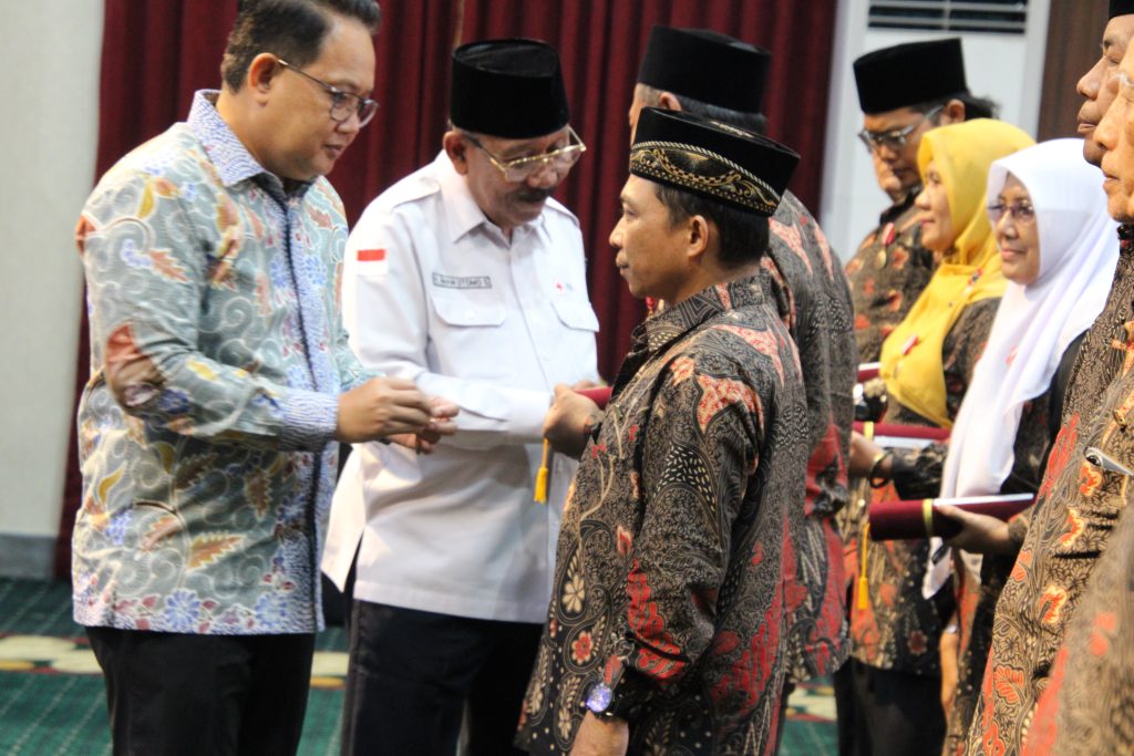 Pj Gubernur Jatim Tinjau Langsung Uji Coba Makan Bergizi untuk Pelajar SMA-SMK Surabaya