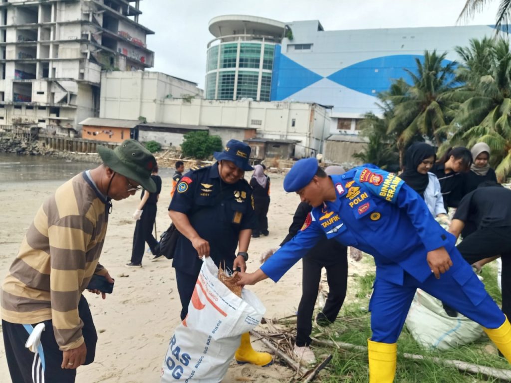 Dit Polairud Polda Kaltim dan Mahasiswa Uniba Gelar Aksi Bersih Sampah Pesisir di Pantai Segara Balikpapan