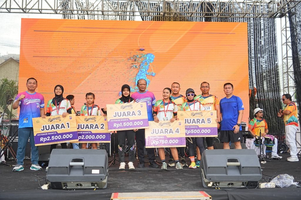 Polresta Balikpapan Melaksanakan Pengamanan  dan Gelar Fun Run 5K dalam Rangka Hari Pahlawan dan Deklarasi Pilkada Damai 2024