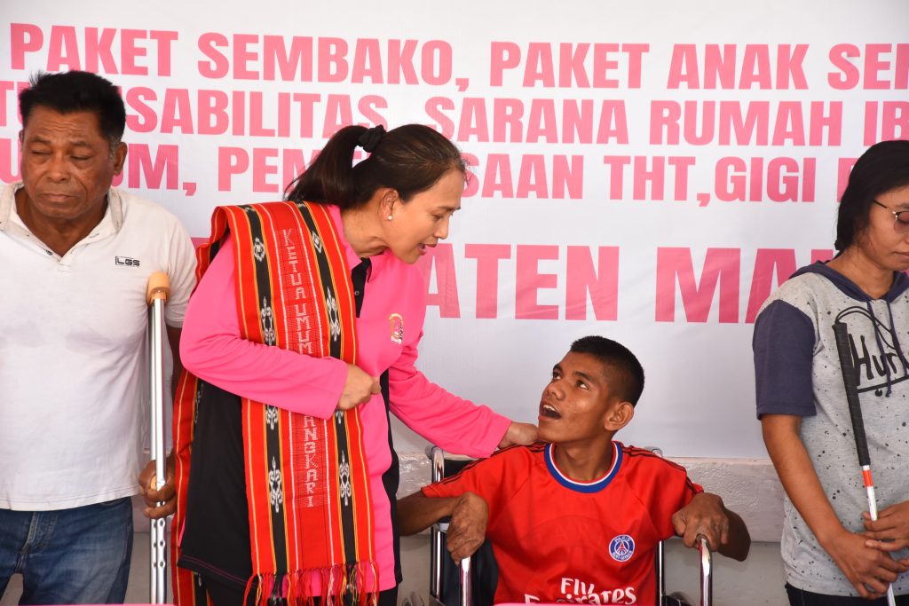 Ketum Bhayangkari Pusat Kembali Salurkan Ribuan Paket Bansos di Maluku Barat Daya