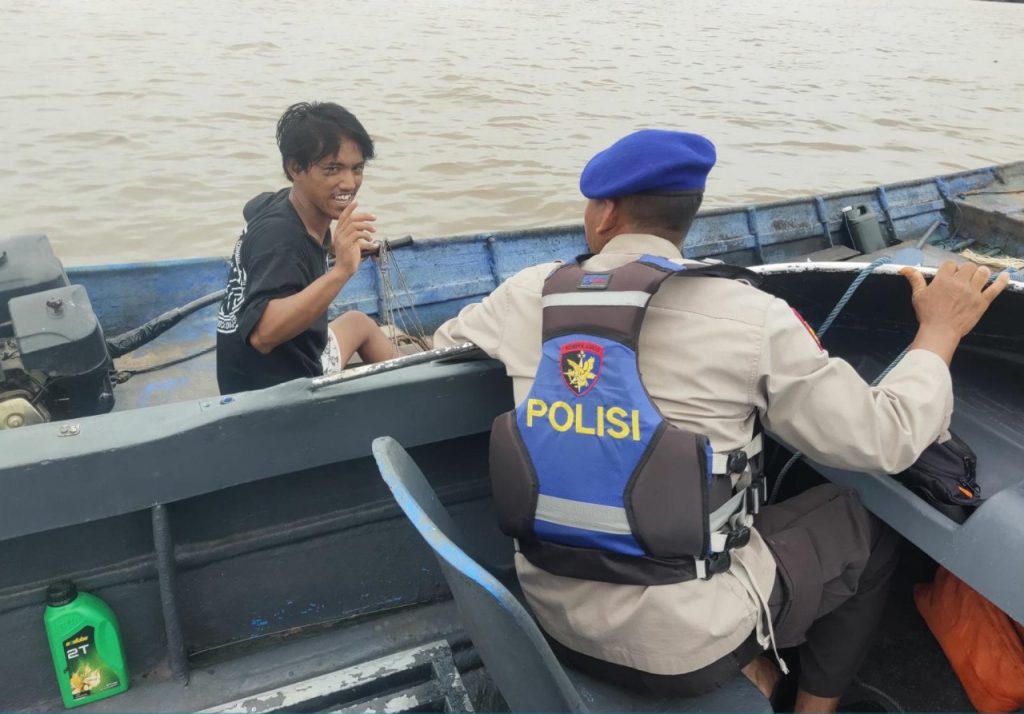 Satpolairud Polres Kukar Jalin Silaturahmi dengan Warga Pesisir, Berikan Imbauan Keamanan dan Keselamatan