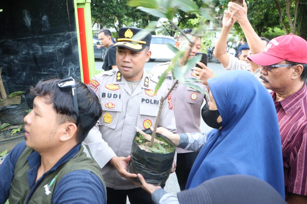 Ditbinmas Polda Kaltim Bersama BPDAS Persemaian Mentawir Bagikan 1.200 Bibit Pohon di Balikpapan