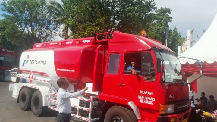 Pengungsi Erupsi Gunung Lewotobi Terima Bantuan 1.400 Liter Minyak Tanah dari Pertamina